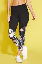 Load image into Gallery viewer, Fusion Capri (blk/desert flower)
